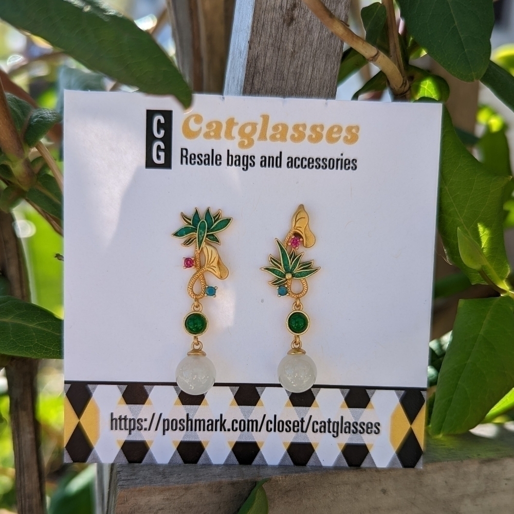 ASYMMETRICAL lotus 🪷 pendant earrings - Picture 3 of 5